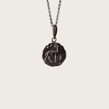 GRAFITOWY MEDALIK Z GAZELĄ- SIMPLE - DOROTA KOS