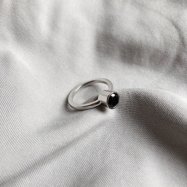 PIERŚCIONEK Z CZARNĄ CYRKONIĄ - MADI