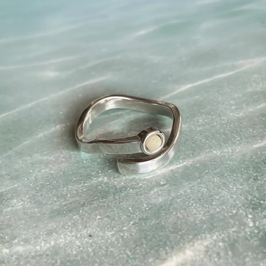 Pierścionek otwarty Fala z bursztynem mlecznym srebrny - KAMENA