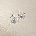 Srebrne-kolczyki-z-turkusową-perłą-grawitacja-Daria-Siwiak.webp