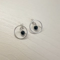 Srebrne-okrągłe-kolczyki-z-onyksem-Grawitacja-Daria-Siwiak.webp