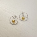 Srebrne-okrągłe-kolczyki-z-bursztynem-Grawitacja-Daria-Siwiak.webp