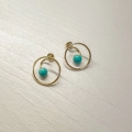 Kolczyki Daria Siwiak Grawitacja złocone okrągłe z miętowym kamieniem Swarovskiego.webp