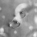 4-kolczyki-grawitacja-srebrna-kulka.jpg